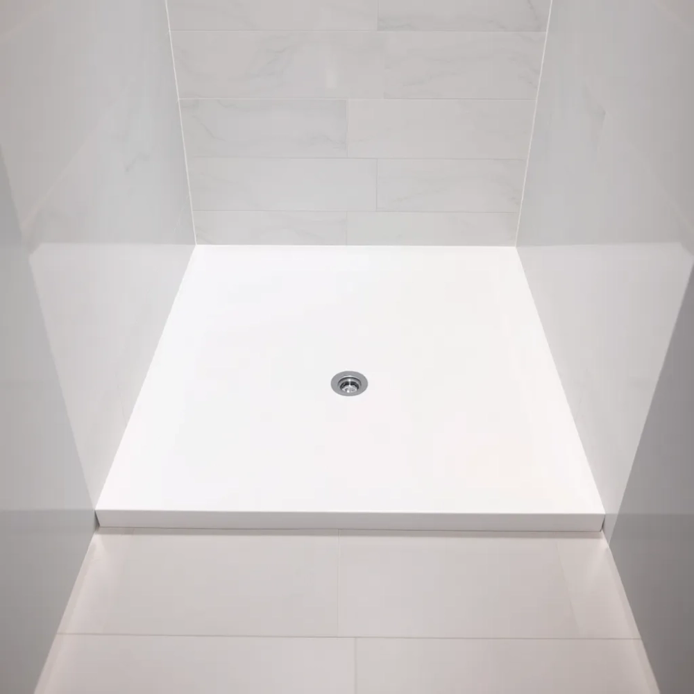 Montaż brodzika z konglomeratu na płytkach