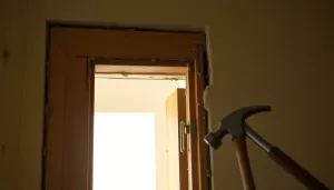 Jak zdemontować ościeżnicę drewnianą