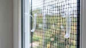 Bezinwazyjny montaż siatki dla kota