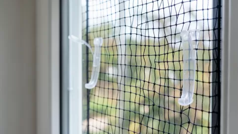 Bezinwazyjny montaż siatki dla kota