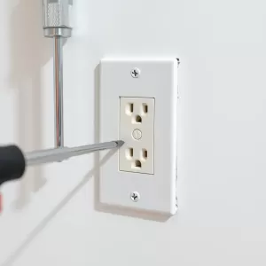 Biały montaż gniazdka cena