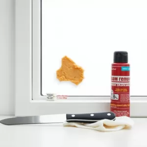 Czym usunąć piankę montażową z okna PCV