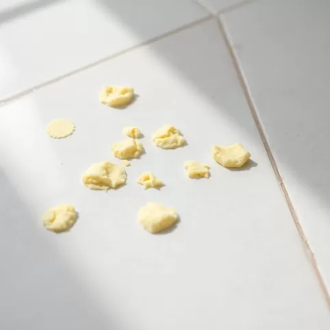 Czym zmyć piankę montażową z płytek