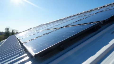 instalacja paneli fotowoltaicznych na dachu pokrytym blachodachówką