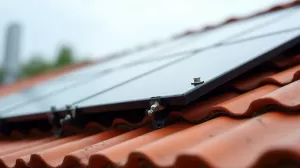 instalacja paneli fotowoltaicznych na dachu pokrytym dachówką ceramiczną