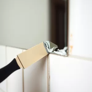 Jak odkleić lustro przyklejone klejem montażowym