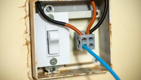 Jak podłączyć włącznik światła starą instalacja