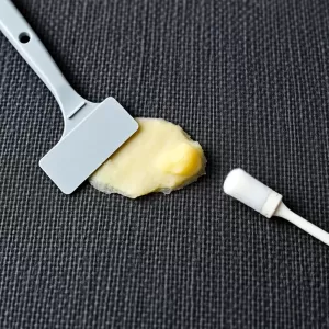 Jak usunąć piankę montażową z tapicerki