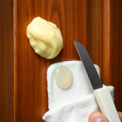 Jak usunąć zaschniętą piankę montażową z drzwi