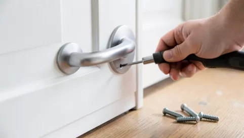 jak zamontować klamkę do drzwi łazienkowych