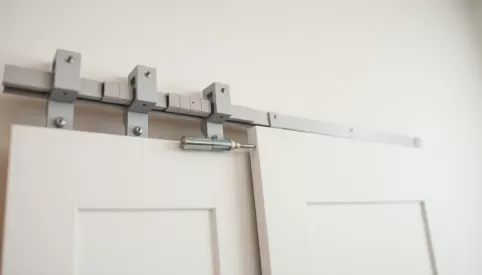 Jak zdemontować drzwi przesuwne w szafie PAX