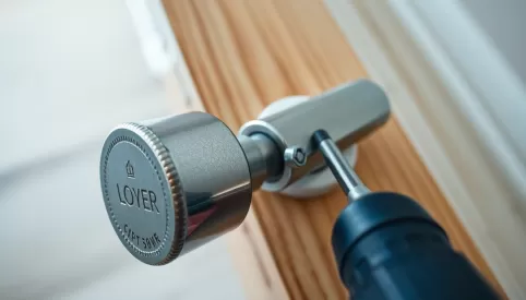 Jak zdemontować klamkę drzwi