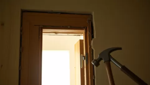 Jak zdemontować ościeżnicę drewnianą