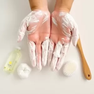 Jak zmyć piankę montażową z rąk