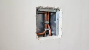 montaż baterii podtynkowej w ścianie g k