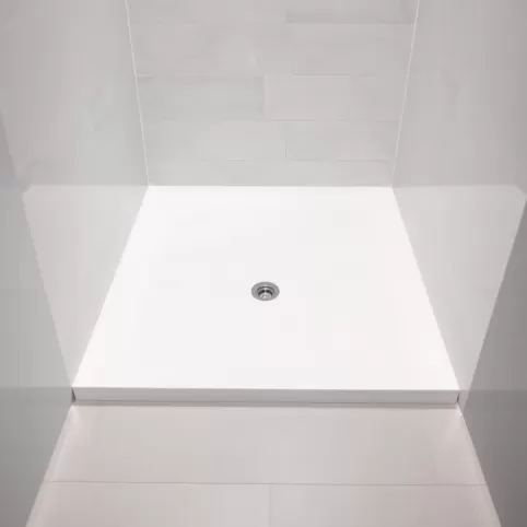 Montaż brodzika z konglomeratu na płytkach