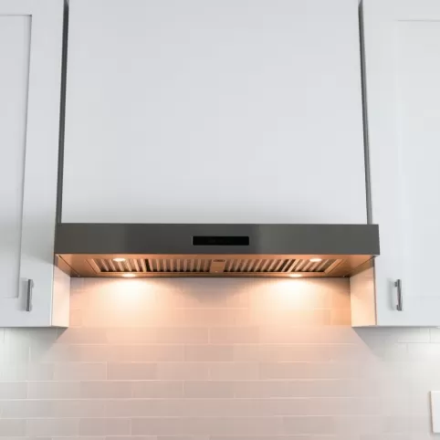 Montaż okapu podszafkowego w obiegu zamkniętym