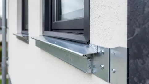 Montaż parapetów zewnętrznych z blachy