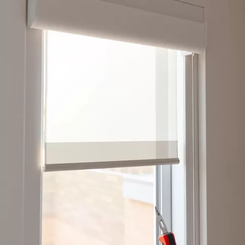 Montaż rolety dzień noc z prowadnicami