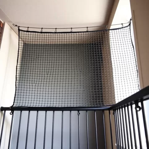 Siatka na balkon dla kota z montażem
